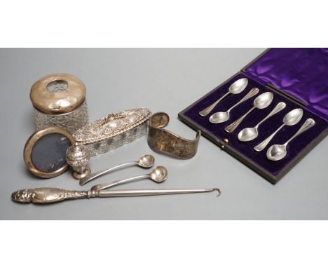 Mixed silver including a cased set of six silver teaspoons, small mounted photograph frame, condiment spoons, toilet jars, bu