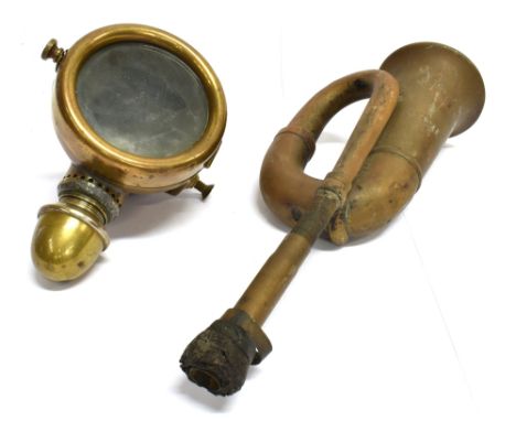 AN EARLY 20TH CENTURY 5' MOTOR CAR OIL SIDE LAMP OR LANTERN Of Brass Construction With A Screw-In Oil Reservoir, Ceramic Burn