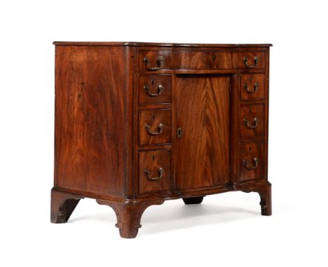 A FINE GEORGE III MAHOGANY SERPENTINE FRONTED COMMODEIN THE MANNER OF WRIGHT & ELWICK, CIRCA 1770The central door opening to 