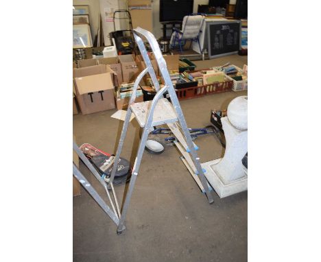 ALUMINIUM STEP LADDER