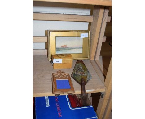 MIXED LOT : SMALL MAUCHLINE TYPE BOX, SMALL WATERCOLOUR OF A RIVERSIDE SCENE, PAINTED WOODEN TROWEL AND AN EASEL BACKED PICTU