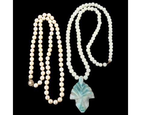 2 necklaces, comprising single-strand cultured pearl example with 9ct clasp, length 60cm, and a Mayan style dyed calcite pend