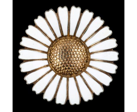 BERNHARD HERTZ - a Danish vermeil sterling silver and white enamel daisy pattern brooch, diameter 43mm, 18gNo damage or repai