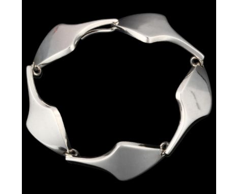 BENT KNUDSEN - a heavy Danish modernist sterling silver spade panel bracelet, model no. 16, bracelet length 18cm, 40.6gNo dam