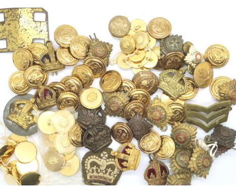 Mixed military buttons and pips. P&amp;P Group 1 (£14+VAT for the first lot and £1+VAT for subsequent lots) 
