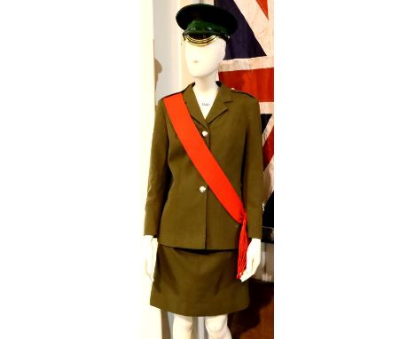 Irish Guards ladies uniform jacket, skirt and cap, with sash. P&amp;P Group 3 (£25+VAT for the first lot and £5+VAT for subse