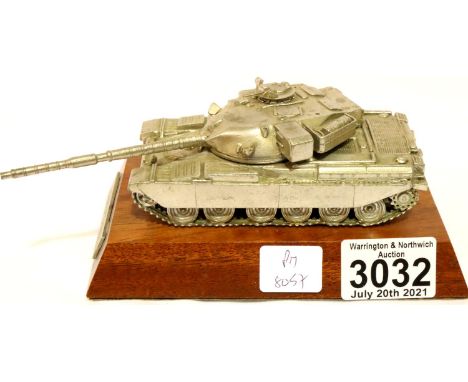 Cast pewter model of a Chieftain Tank with moving turret, raised on a mahogany plinth. P&amp;P Group 2 (£18+VAT for the first