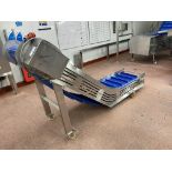 Mobile stainless steel vertical conveyor