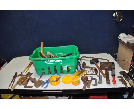 A TRAY CONTINING VINTAGE HANDTOOLS including tin snips, hand brace, engineers compass, pop riveter etc