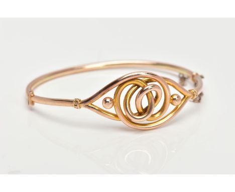 A LATE VICTORIAN GOLD HINGED BANGLE, a yellow gold knot bangle, approximate diameter 60mm, approximate bangle width 2.5mm, fi