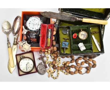 A SELECTION OF MISCELLANEOUS ITEMS, to include a white metal hinged bangle stamped 925 sterling, a silver oval locket engrave