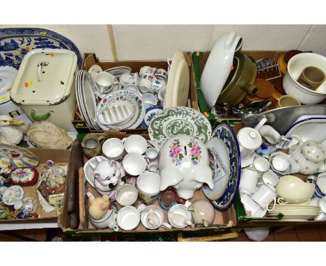 FIVE BOXES AND LOOSE CERAMICS AND HOUSEHOLD ITEMS, to include a boxed Royal Worcester Gold Chantilly cake plate, eight pieces