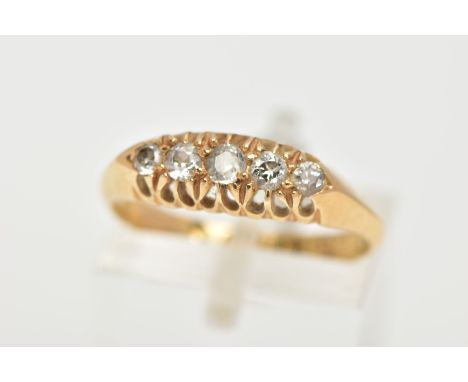 AN EARLY 20TH CENTURY 18CT GOLD DIAMOND RING, set with five old cut graduated diamonds, approximate total diamond weight 0.25