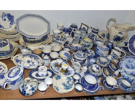 A QUANTITY OF BLUE AND WHITE CERAMIC WARES, mainly transfer printed, approximately one hundred and forty pieces to include a 