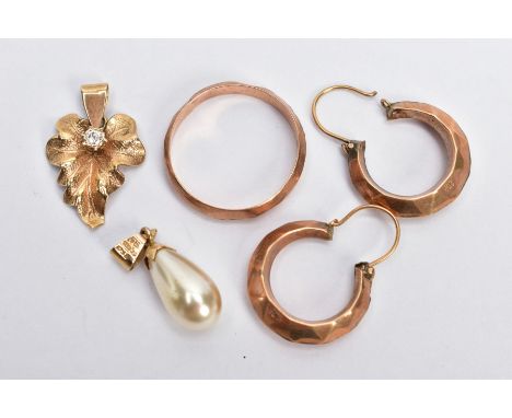 AN ASSORTMENT OF 9CT GOLD AND YELLOW METAL JEWELLERY, to include a cultured teardrop shaped pearl pendant, fitted with a 9ct 