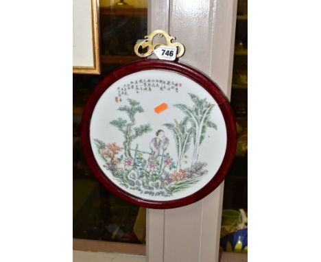 A CHINESE CERAMIC POLYCHROME PLAQUE OF TONDO FORM, depicting a female figure surrounded by foliage, the plaque is bordered by