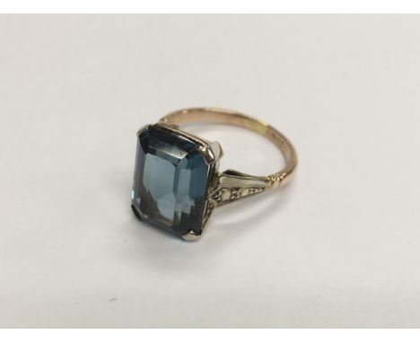 A vintage 9ct gold ring set with a blue zircon type stand, approx 4g and approx size K-L.