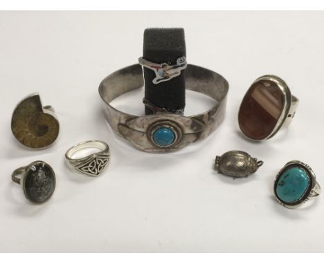 A collection of mainly silver jewellery including a turquoise ring, polished agate ring, celtic ring etc.