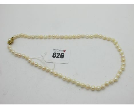 A Single Strand Uniform Pearl Bead Necklace, to a 9ct gold clasp, 48cm long. 