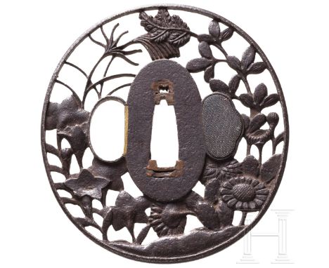 Choshu-Tsuba, Japan, Edo-Periode  Eiserne, floral durchbrochen gearbeitete Sukashi-Tsuba. Durchmesser 8 cm.  A Japanese Chosh