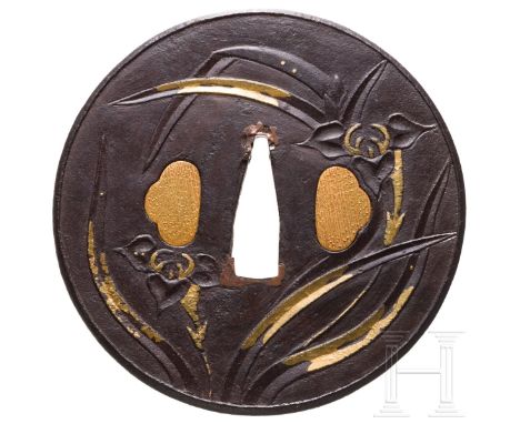 Bushu-Tsuba, Japan, Edo-Periode  Eiserne Maru Gata Tsuba mit teils vergoldeten Motiven und erhabenem Rand. Kogai- und Kozuka-