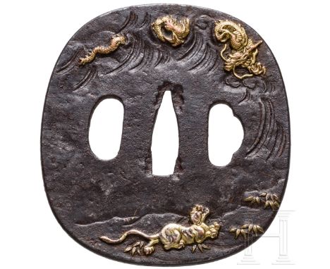 Mito-Schule-Tsuba mit Drache und Tiger, Japan, Edo-Periode  Eiserne Tsuba in Nademaru-Gata-Form. Feiner plastischer Eisenschn