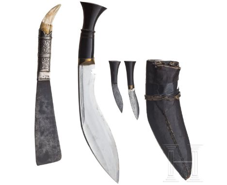 Kukri und silbermontierter Bolo, Indien/Philippinen, 20. Jhdt.  Kukri-Messer mit typisch gekrümmter, kräftiger Rückenklinge. 