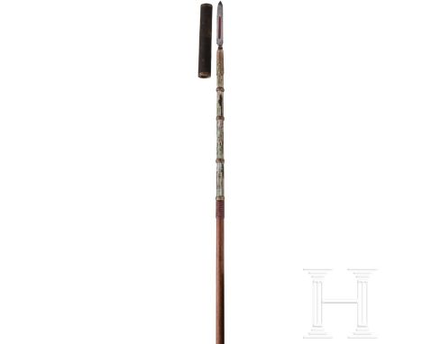 Yari, Japan, Meiji-Periode  Kurze Yari-Klinge, mit Rotlack gefüllte Bohi, unbezeichnet. Konische, durchbrochen gearbeitete Tü
