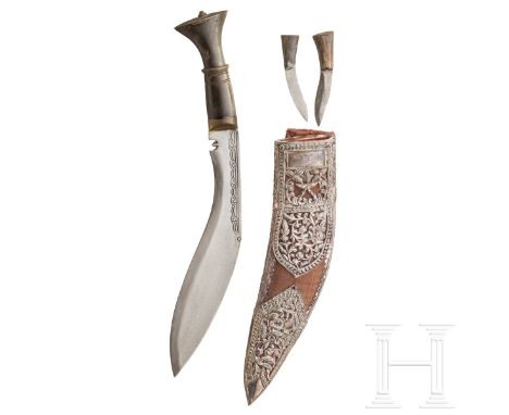 Silbermontiertes Kukri-Messer, Indien, um 1900  Kräftige, typisch geformte, einschneidige Klinge mit graviertem, messingeinge