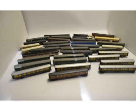 00 Gauge Coaches by various Makers,  including Tri-ang (8), Kitmaster (2), Hornby Pullmans (6), Hornby intercity (1), Bachman
