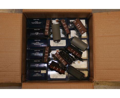 Bachmann OO Gauge Assorted Freight Stock, eighteen including 11 shock-absorbing opens and vans with boxes, 6 assorted steel t