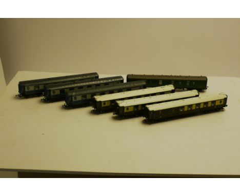 Hornby 00 Gauge China and Margate Pullman Coaches, China, , 'Niobe', Car No 161 and Car No 166 , all with lighting (not teste