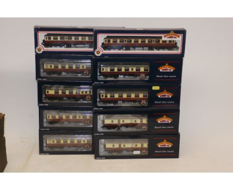 Bachmann OO Gauge BR Carmine/Cream Coaching Stock, comprising 3 Collett (WR) coaches (one unboxed), 1 Bullied and 1 Thompson 
