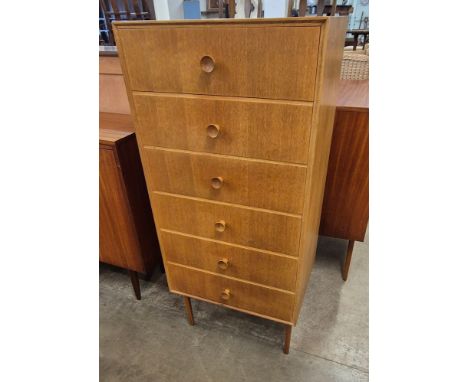 A Meredew light oak chest of drawers 