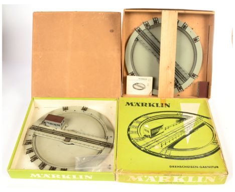 Marklin HO Gauge Turntables - Pair of 7186 electric turntables. The green lid is damaged on the outer sides. Conditions: Gene