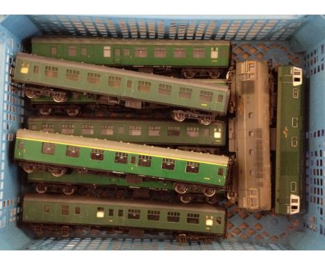 A tray of green OO gauge carriages &amp; 2 Lima &amp; Hornby locomotives.