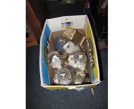 Box of assorted items to include modern Quartz mantle clocks, Estema two jewels clock, single burner oil lamps etc.