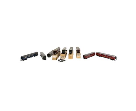 MÄRKLIN/FLEISCHMANN Konvolut von 9 Personenwagen, Spur H0, bestehend aus MÄRKLIN: grünfarbener Personenwagen 351 und 354 (Dre