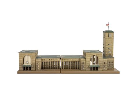 MÄRKLIN Stuttgarter Hauptbahnhof 1930-1954, Spur 0/H0, handgemalte Blechausführung auf braunfarbenem Sockel und beigefarbener
