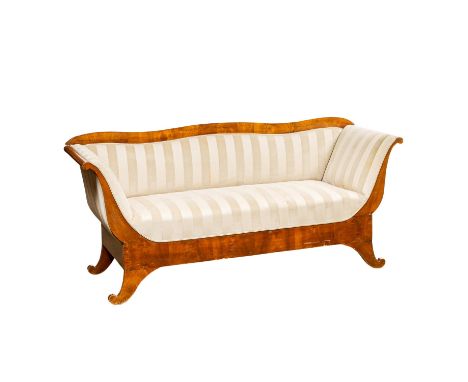 BIEDERMEIERSOFA, 1830-40, Nussbaumfurnier, geschweiftes Gestell, Lehnflächen und seitliche Außenflächen gepolstert und mit ge