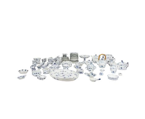 ROYAL COPENHAGEN Serviceteile 'Musselmalet Gerippt', 1. und 2. Wahl, 19./20. Jhd.: Ca. 95-tlg: 4 verschiedene Teekannen (Form