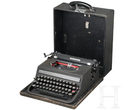 SS-Dienstschreibmaschine des italienischen Herstellers Olivetti vom Typ "Studio 42" Portable Ausführung der Firma Olivetti in