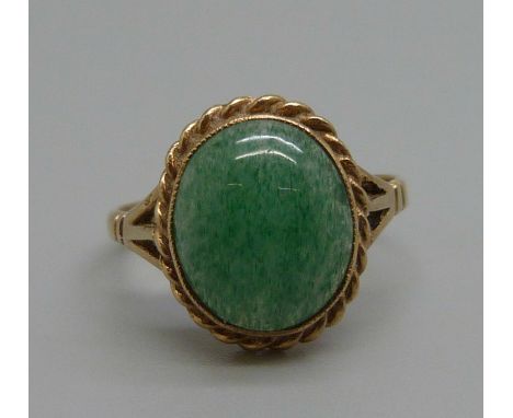 A 9ct gold and jade ring, 2.7g, O 