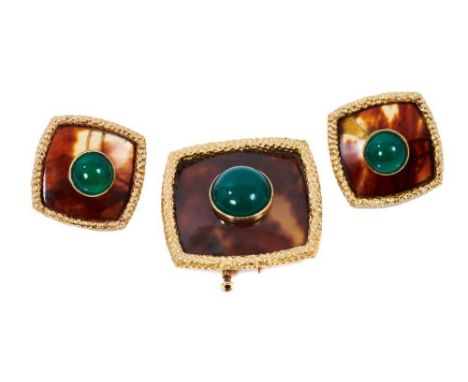 A pair of Boucheron 18ct gold, tortoiseshell and chrysoprase earrings and matching brooch, the central green chrysoprase cabo