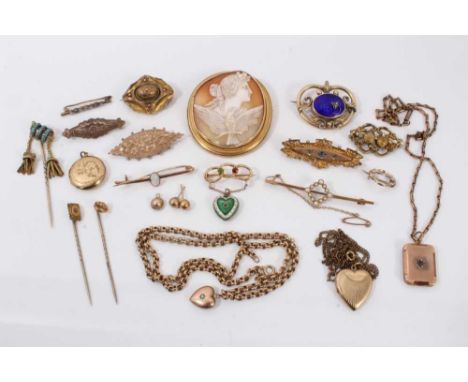 Group of Victorian and Edwardian brooches to include a gold mounted Italian carved shell cameo brooch, various brooches, vint