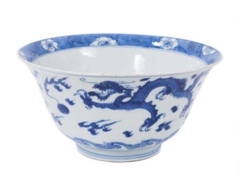 Fine Chinese blue and white bowl, Kangxi period, of round form with straight foot and flared rim, decorated with dragons chas