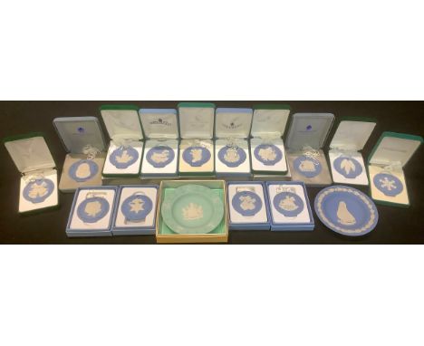 A set of fifteen Wedgwood Jasperware Christmas tree decorations, fourteen boxed; two other commemorative trinket dishes, Lloy