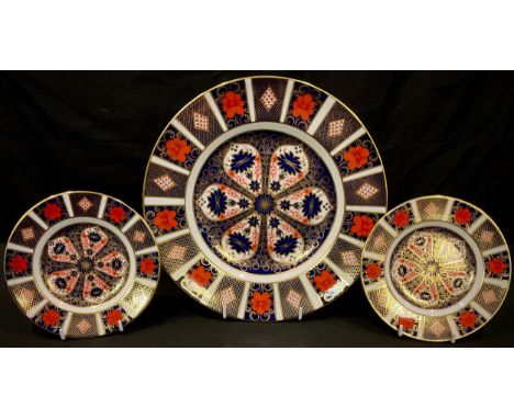 A Royal Crown Derby Imari palette 1128 pattern dinner plate, first quality; a pair of 1128 pattern tea plates, second quality