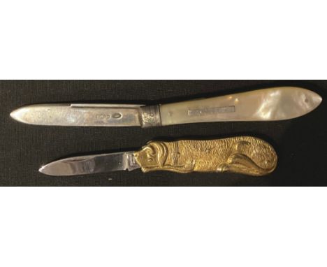 A gilt metal novelty pen knife, as a dog; an Edwardian silver and mother of pearl folding pocket fruit knife, Sheffield 1901 