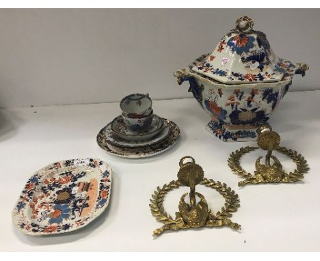 A Mason's ironstone Japan pattern hexagonal tureen with lid, 32 cm high, together with a Mason's ironstone plate, Royal Crown